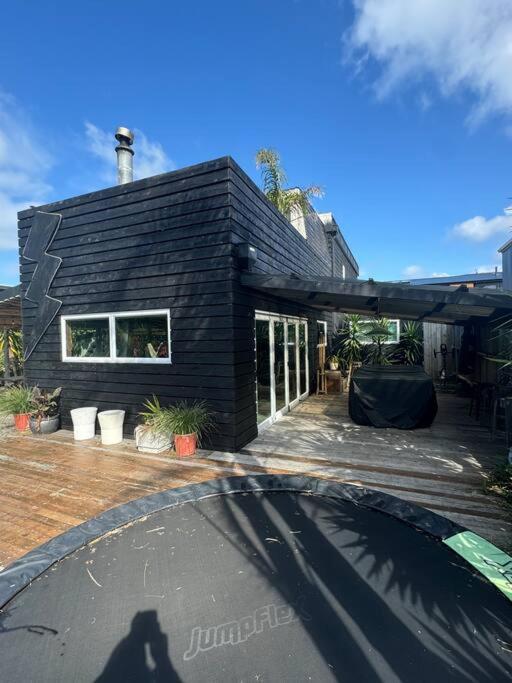 Electric Waihi Beach House - Family & Dog Friendly, Close To Beach, Pool Table, Outdoor Fire Room, Skate Ramp Bowentown Dış mekan fotoğraf